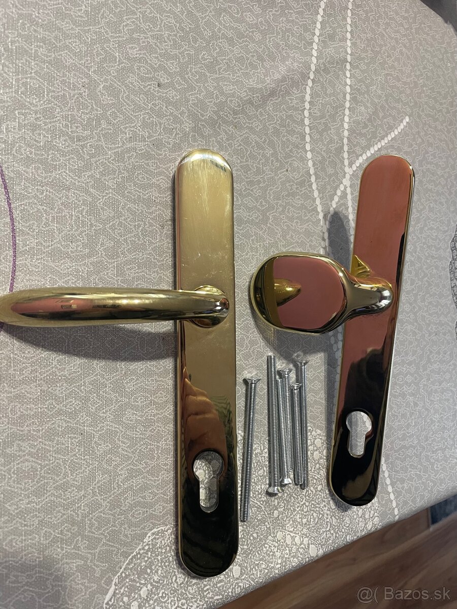 Kľučka s guľou na vchodové dvere