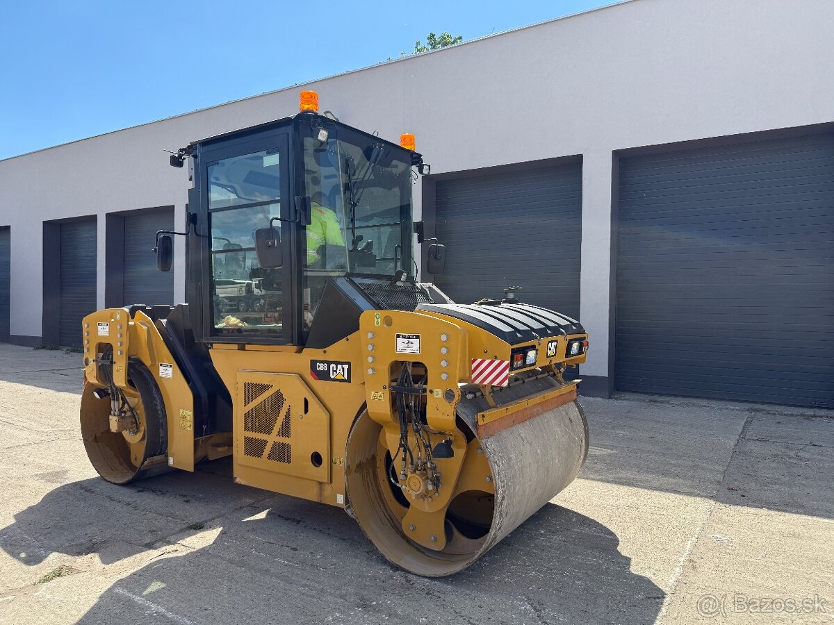CATERPILLAR CB8 živicový vibračný valec