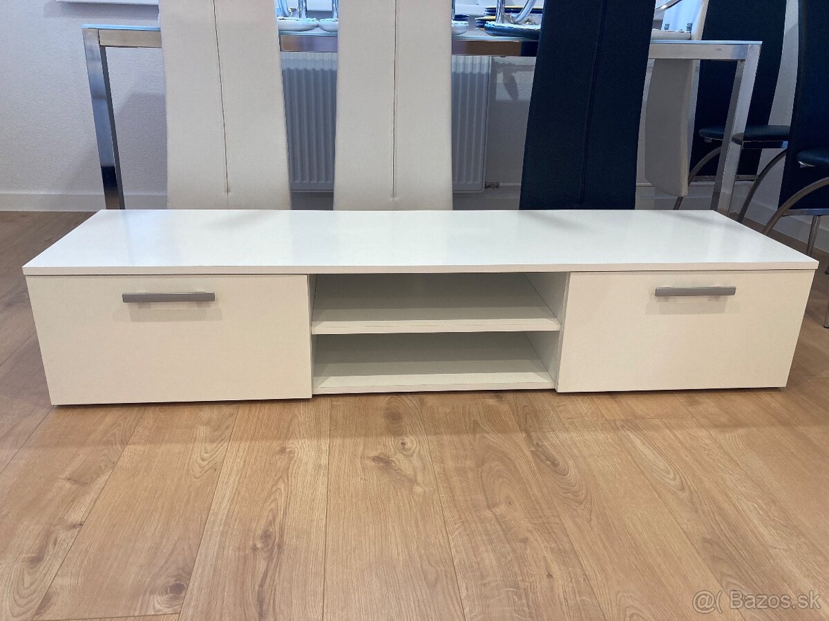 Skrinka pod TV