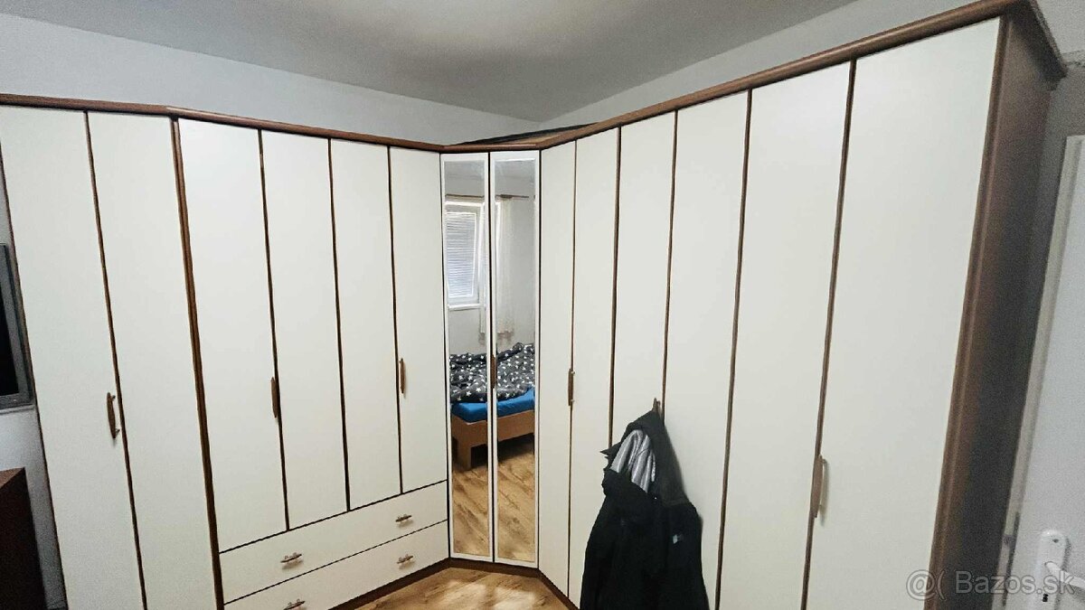 Veľká šatníková skriňa