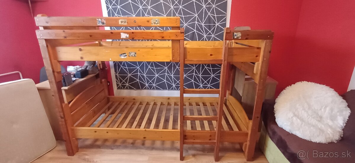 Postel so stolikom a zrkadlom