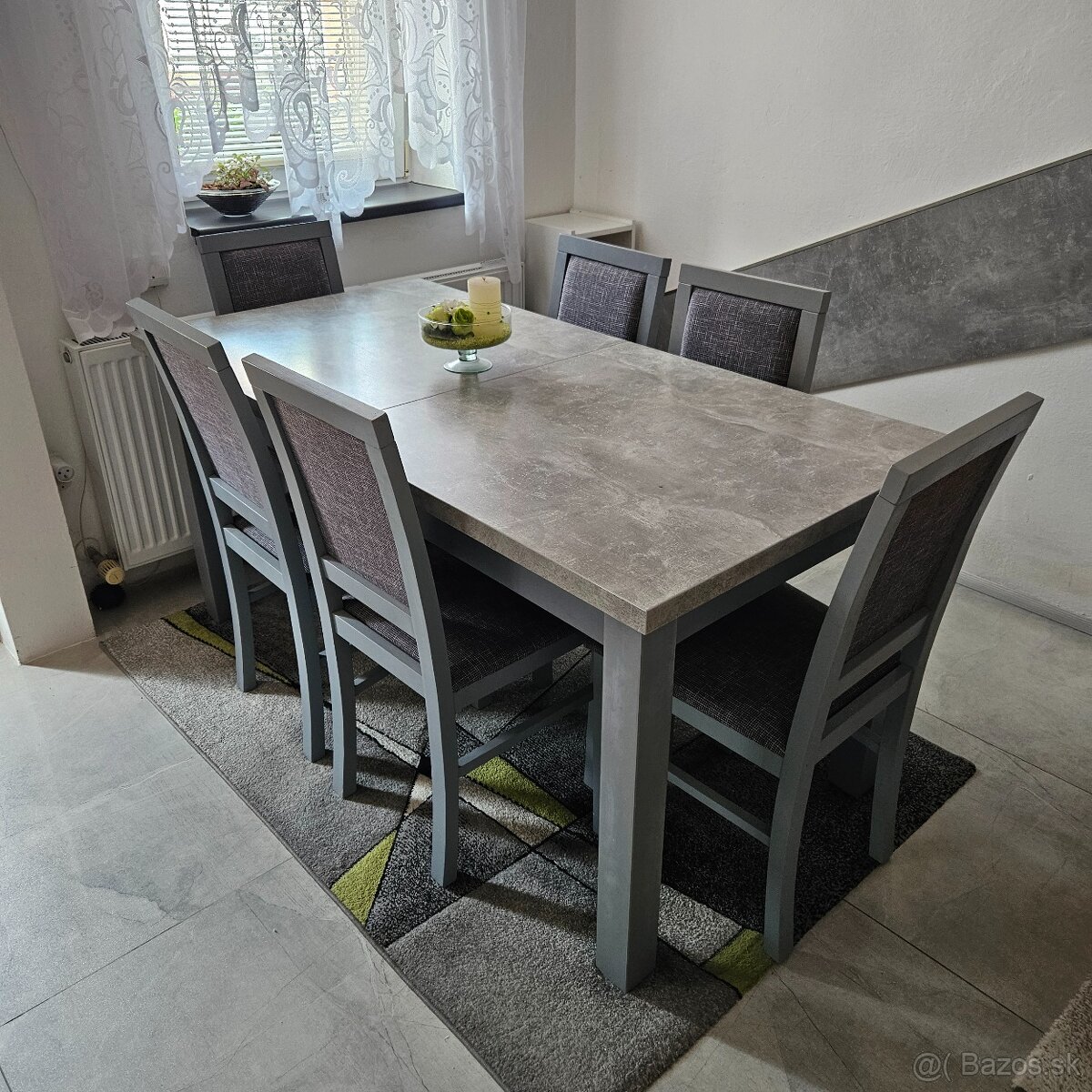 Rozťahovací stôl a 6 stoličiek