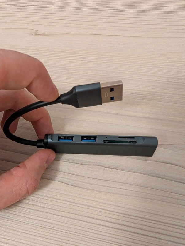 USB Hub / Adaptér – 3× USB 3.0, SD + microSD čítačka