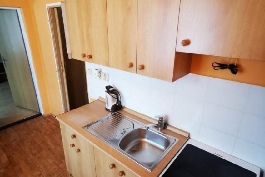 Jednoizbový byt v tehlovom dome v centre Banskej Bystrice.