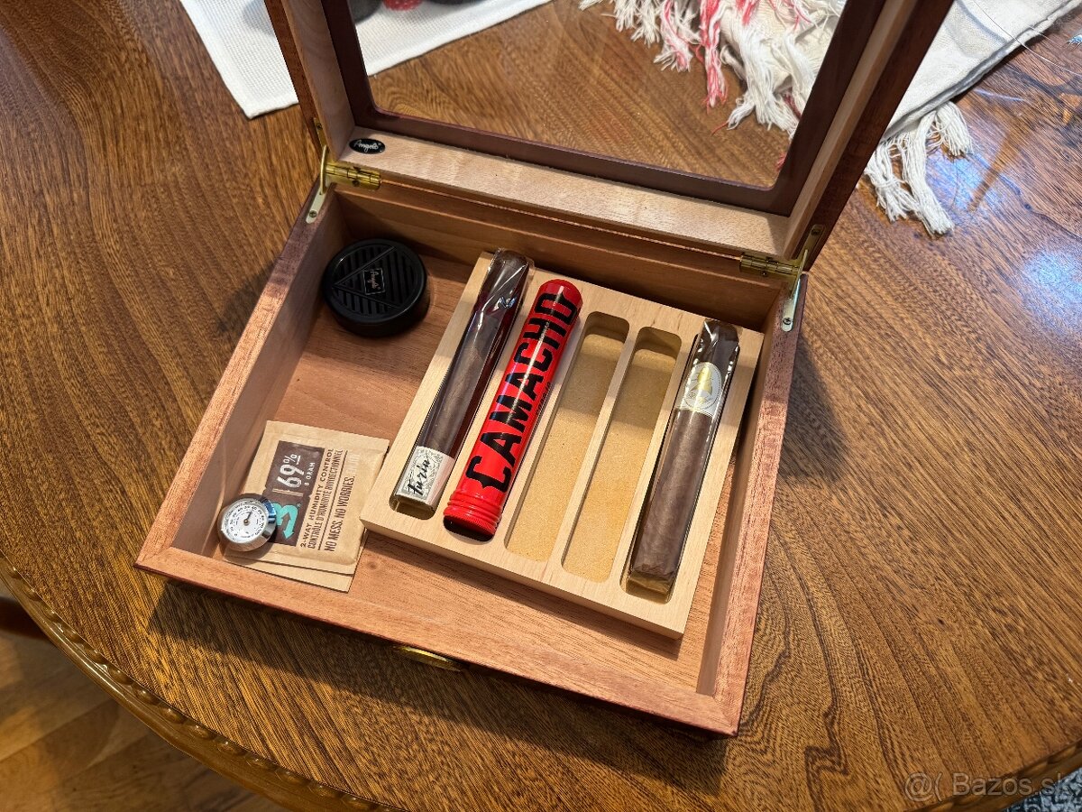 Humidor plus cigary