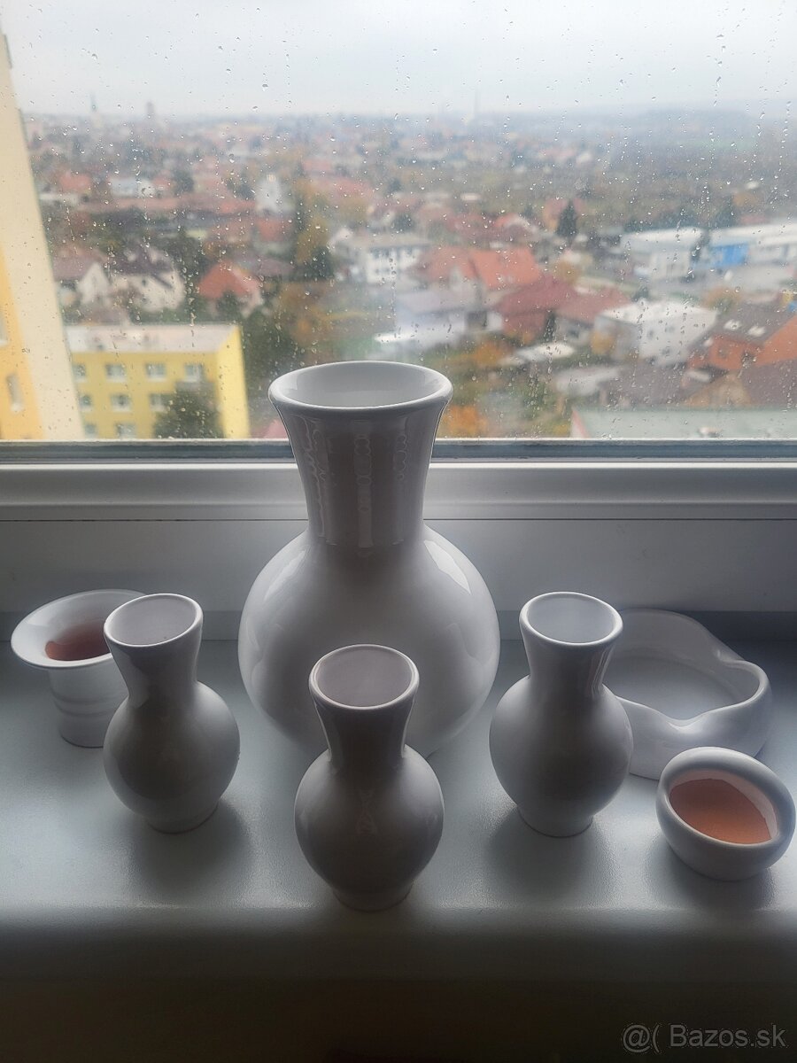 Biele vázičky a popolník