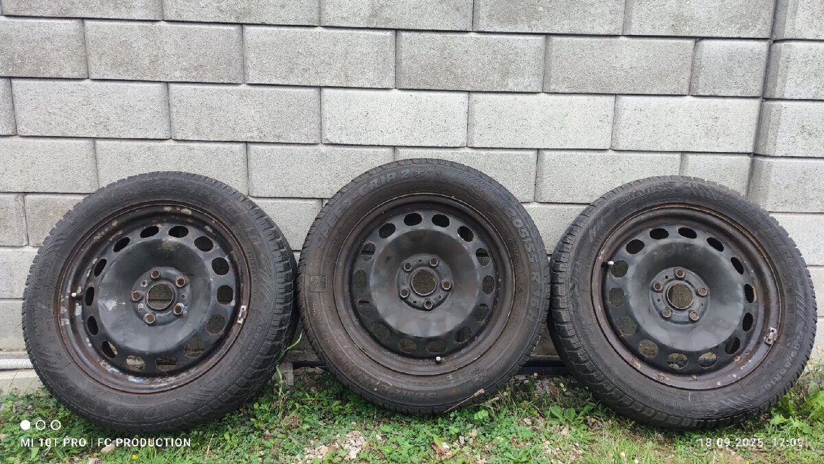 Predám 3ks plechových diskov orig VW + pneu