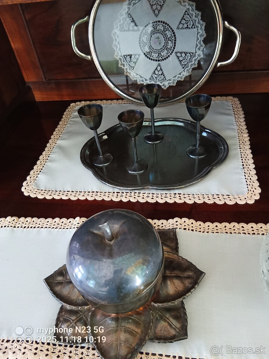 Retro kovová sada – tácka, poháriky, misa jablko – chalupa