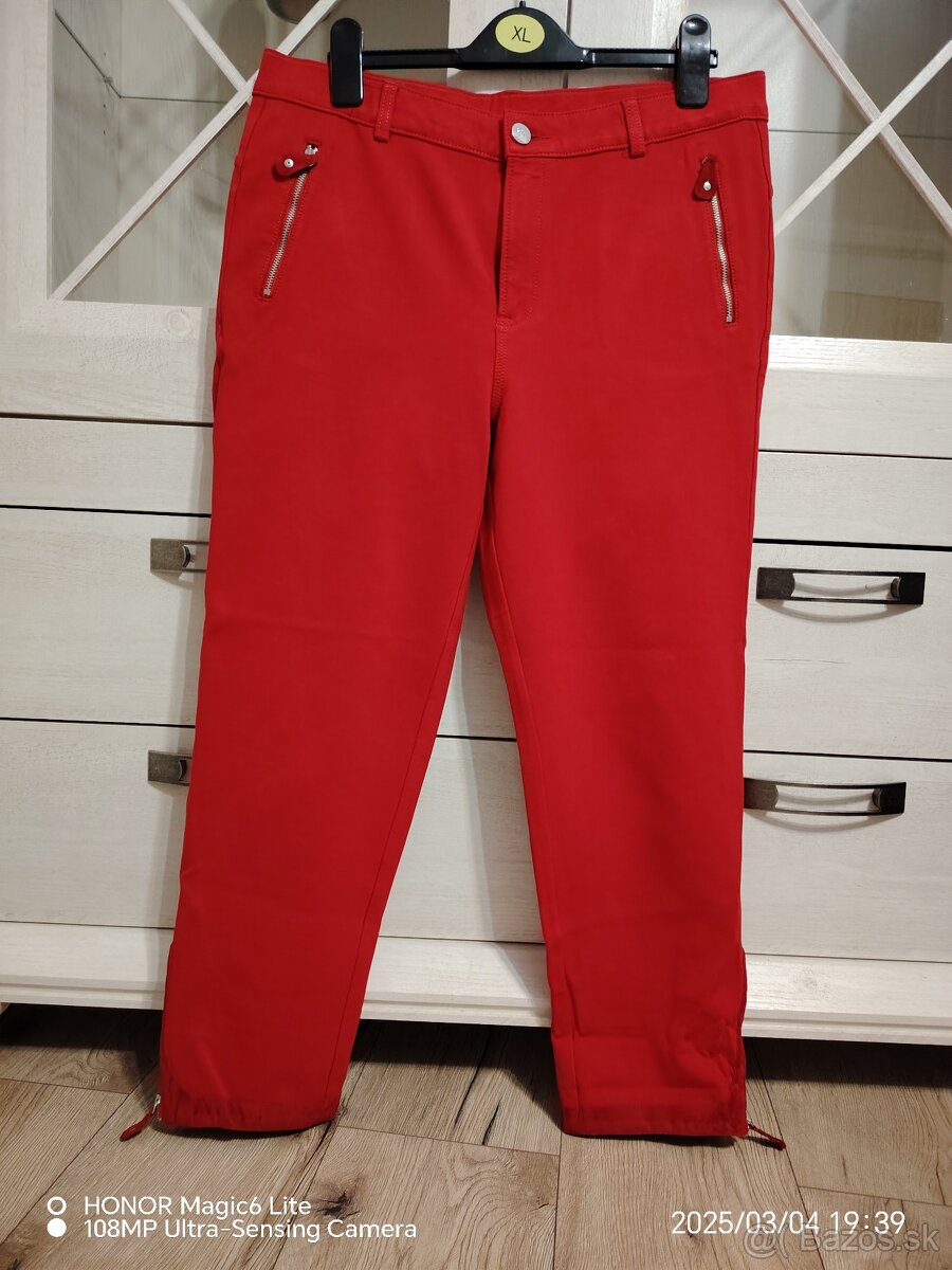 červené nohavice