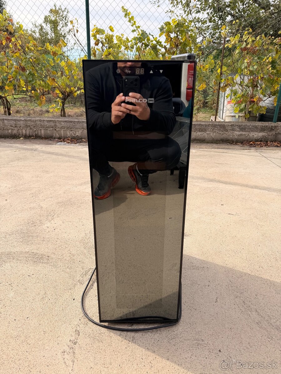 JEDNOZÓNOVÁ VÍNOTÉKA