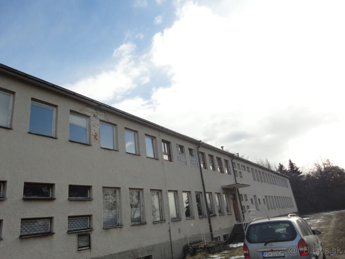 Na predaj bývalú administratívnu budovu v Bojniciach