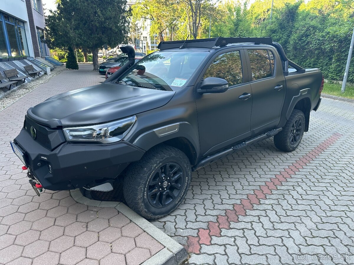 TOYOTA HILUX