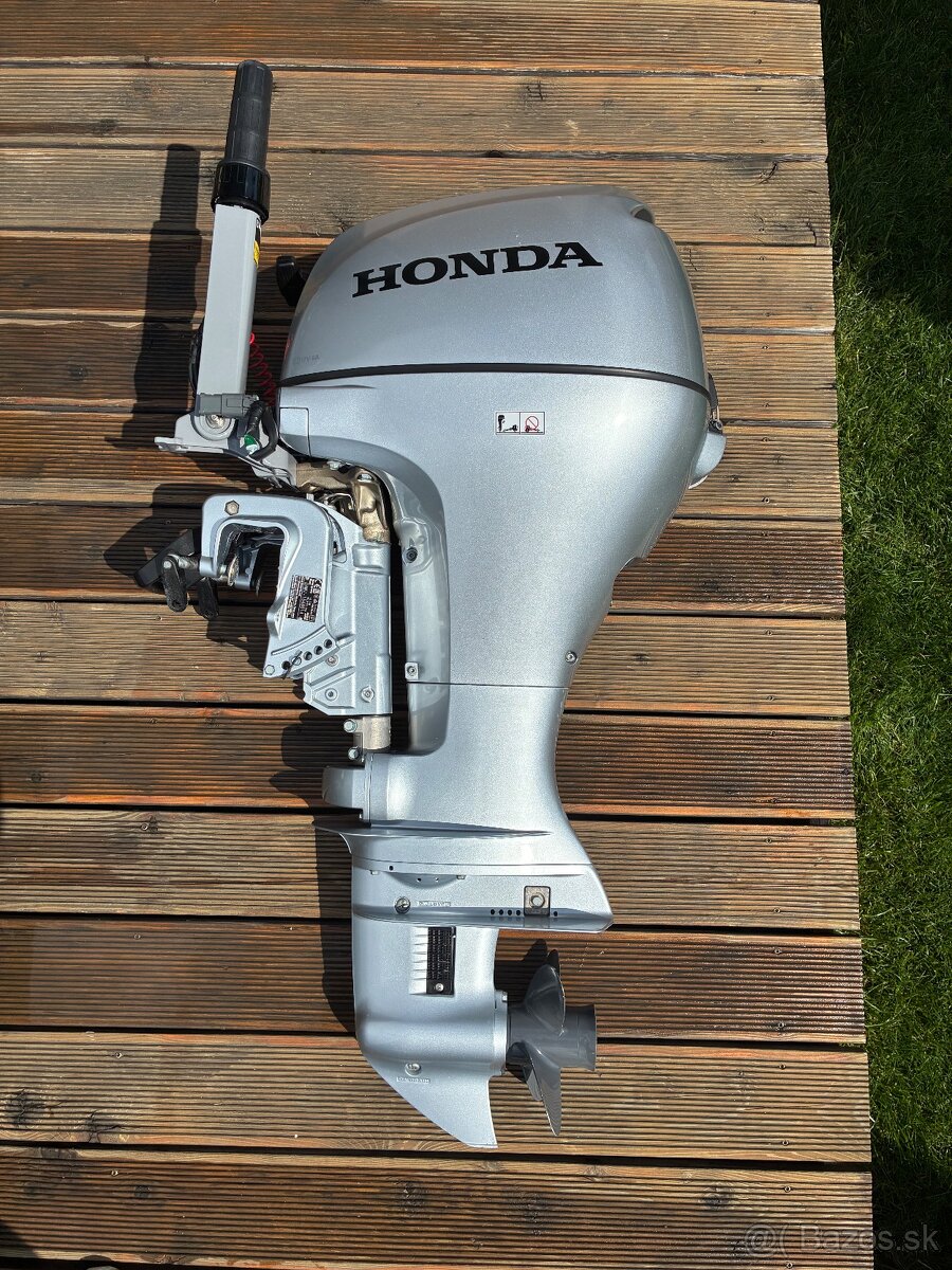 Predám lodný motor Honda BF20 / kratka noha