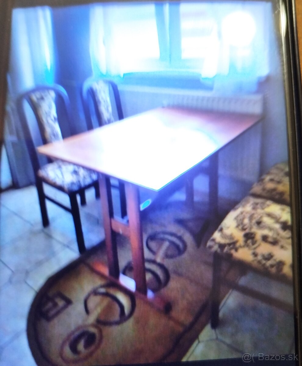 Stôl so stoličkami