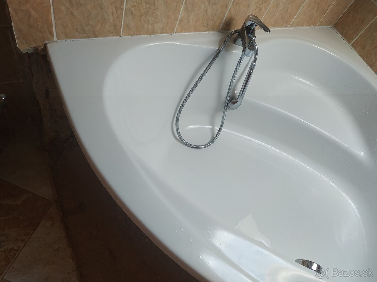 Akrylátová rohová vaňa