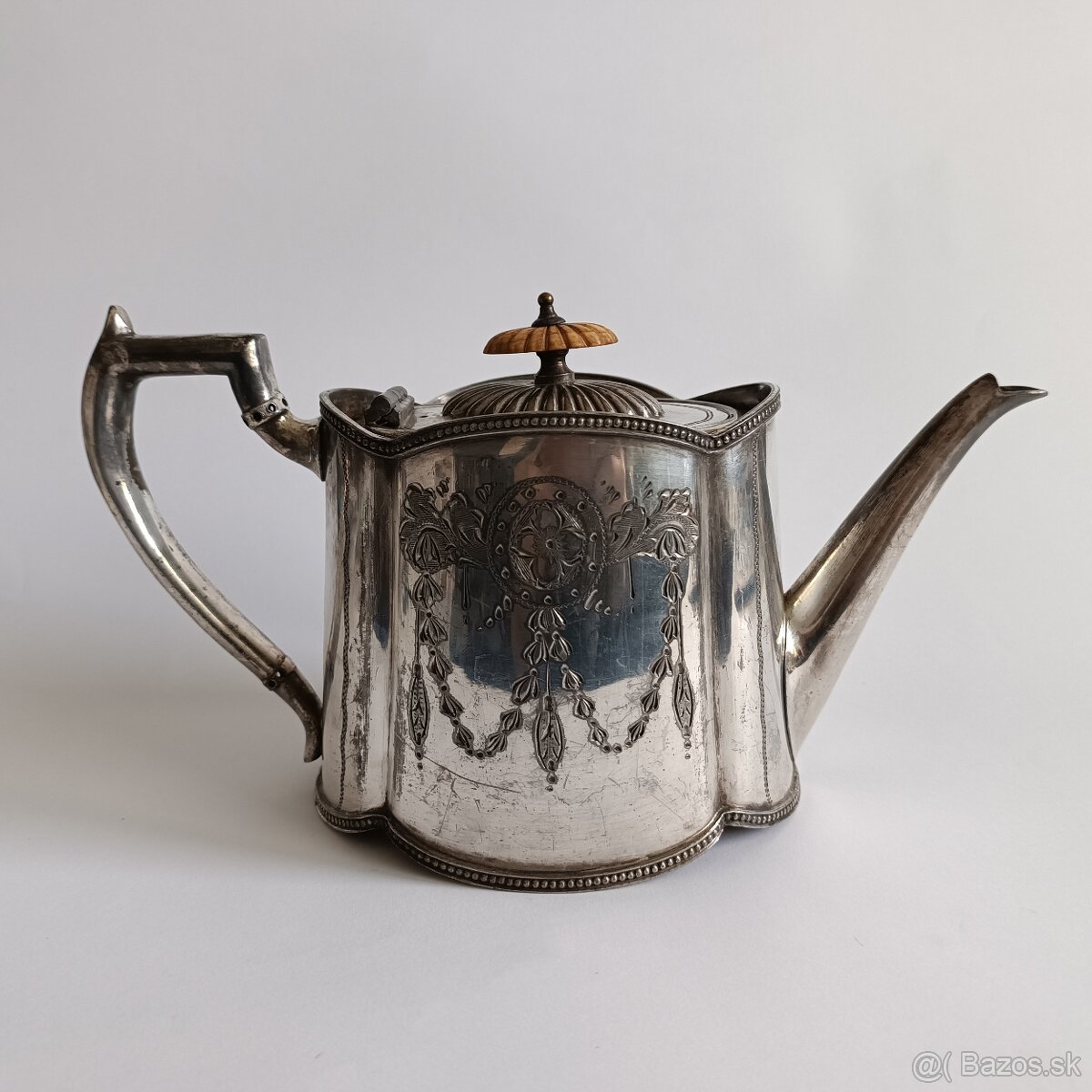 Starožitný zdobený postriebrený čajník