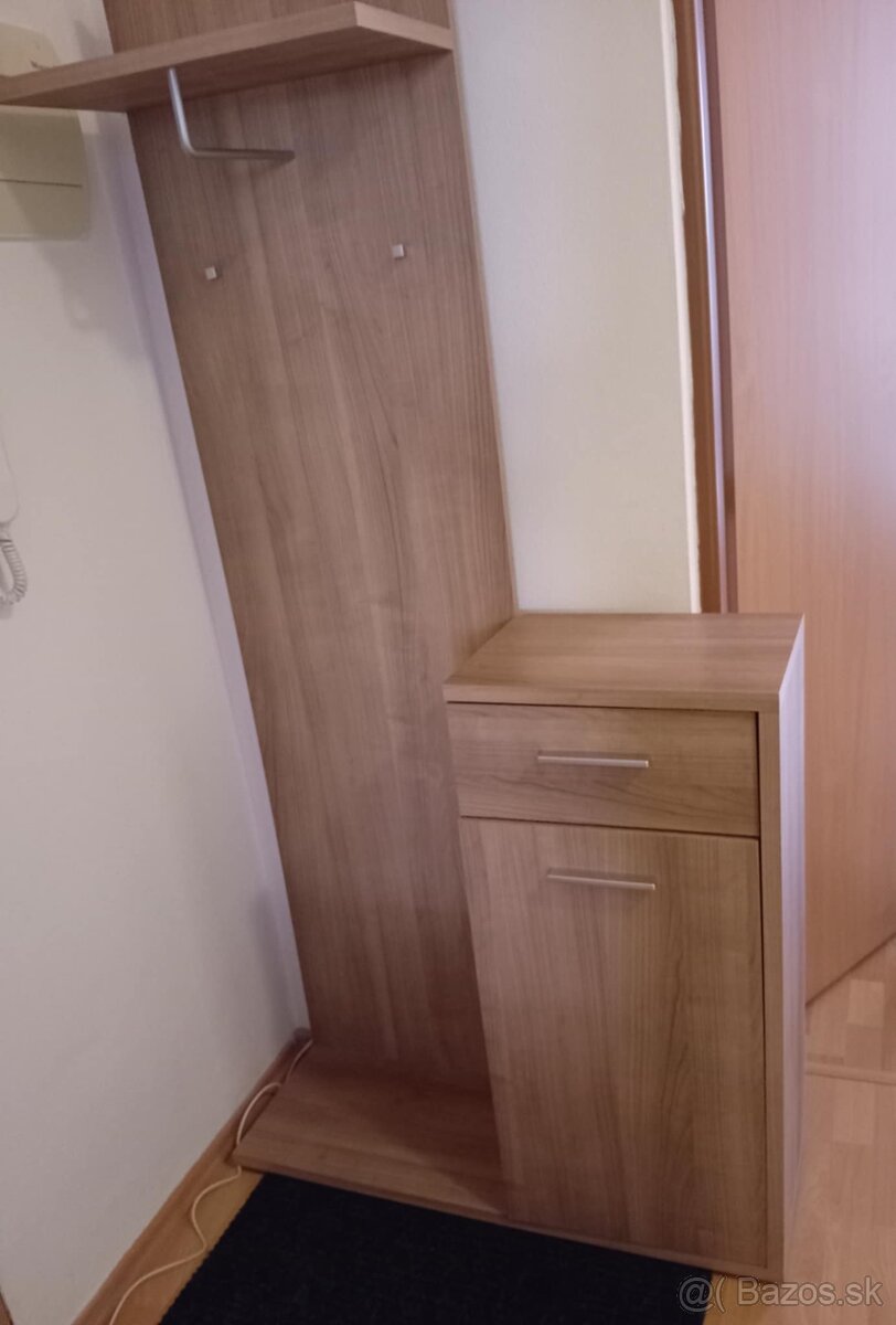 Zavesna skriňa do chodby