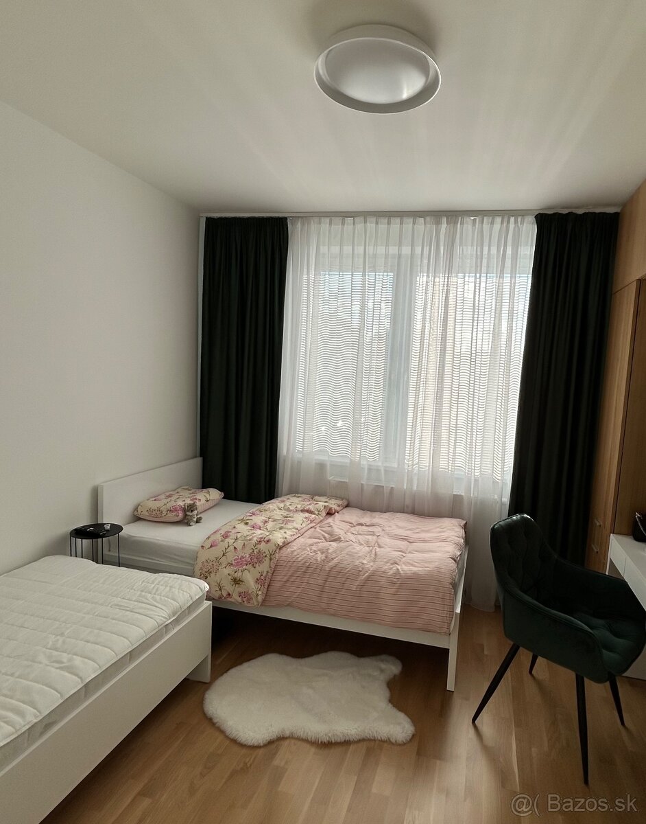Posteľ 90x200 s matracom