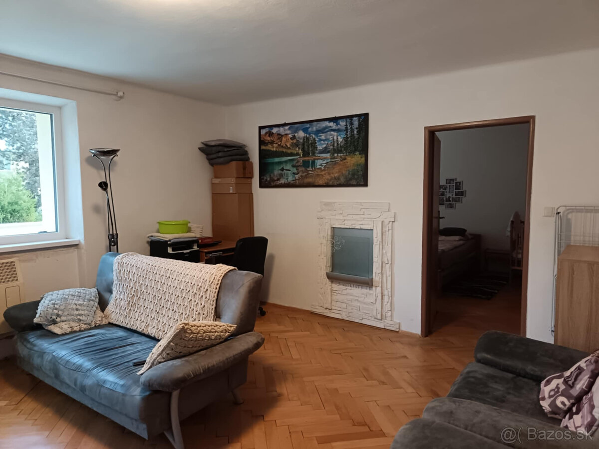 Predaj 3 izbový tehlový byt s balkónom, 78 m2 centrum Brezno