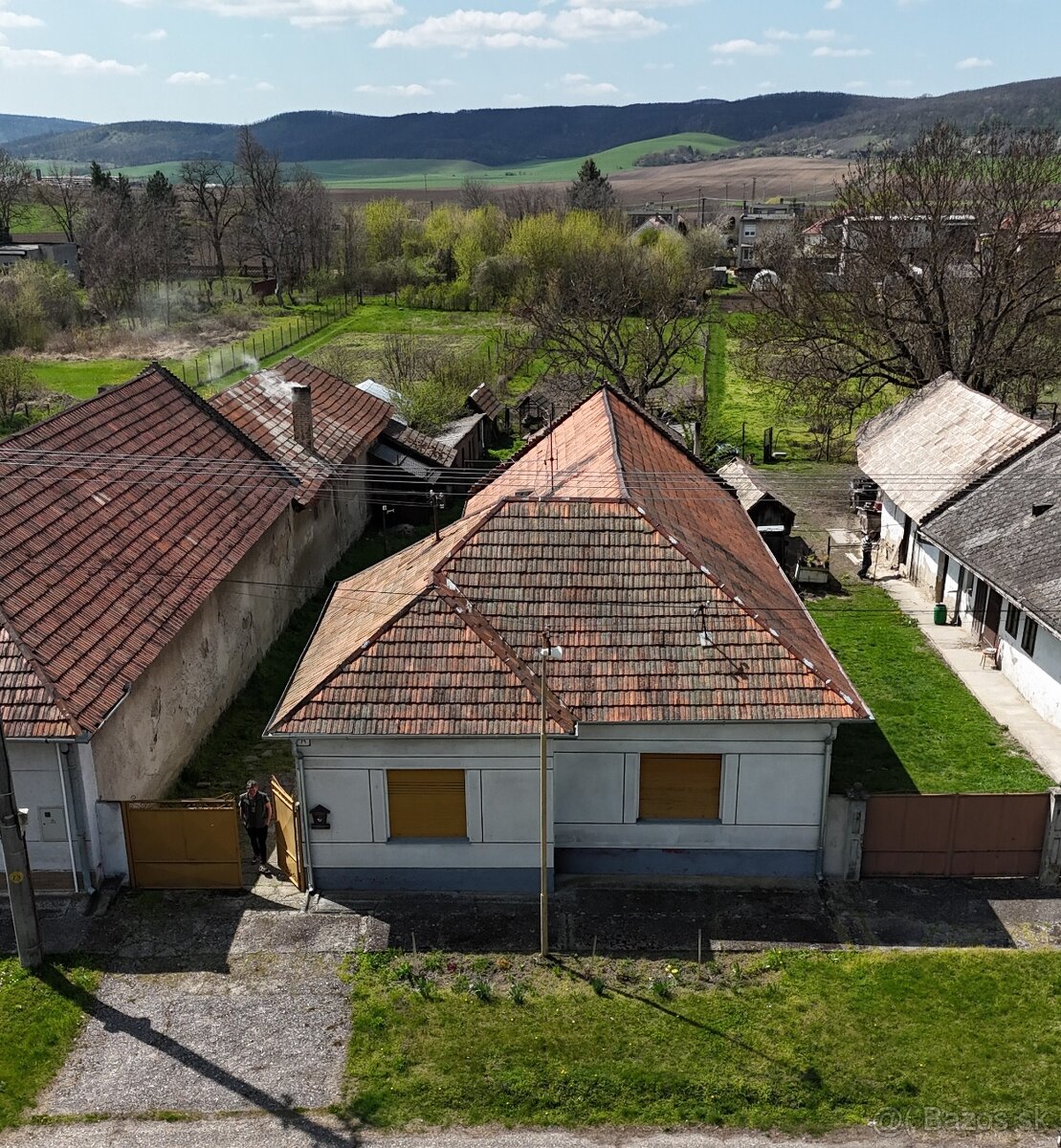 V obci Malé Kosihy päťizbový rodinný dom je na predaj.