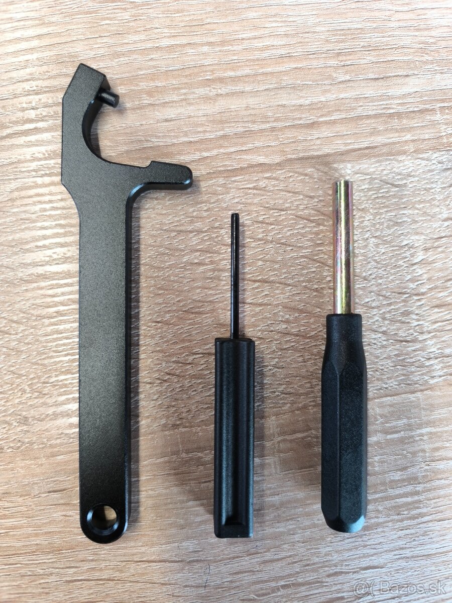 Predam pripravky na demontaz pistoli Glock