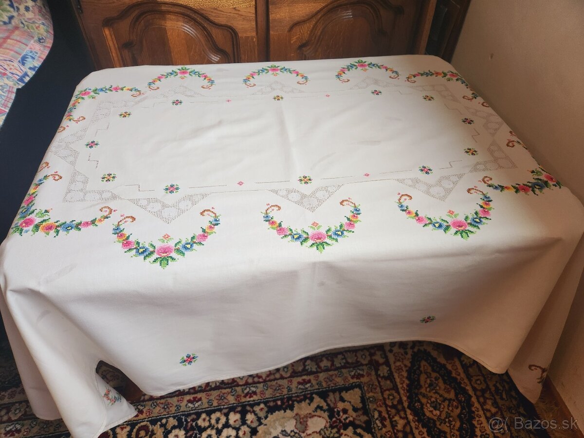 Krásny maslový obrus zdobený farebnou výšivkou kvietkov a až
