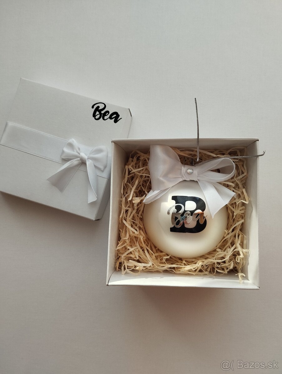 vianočná guľa a zvonček