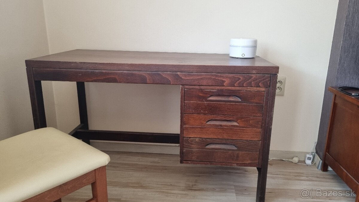 Drevený stôl