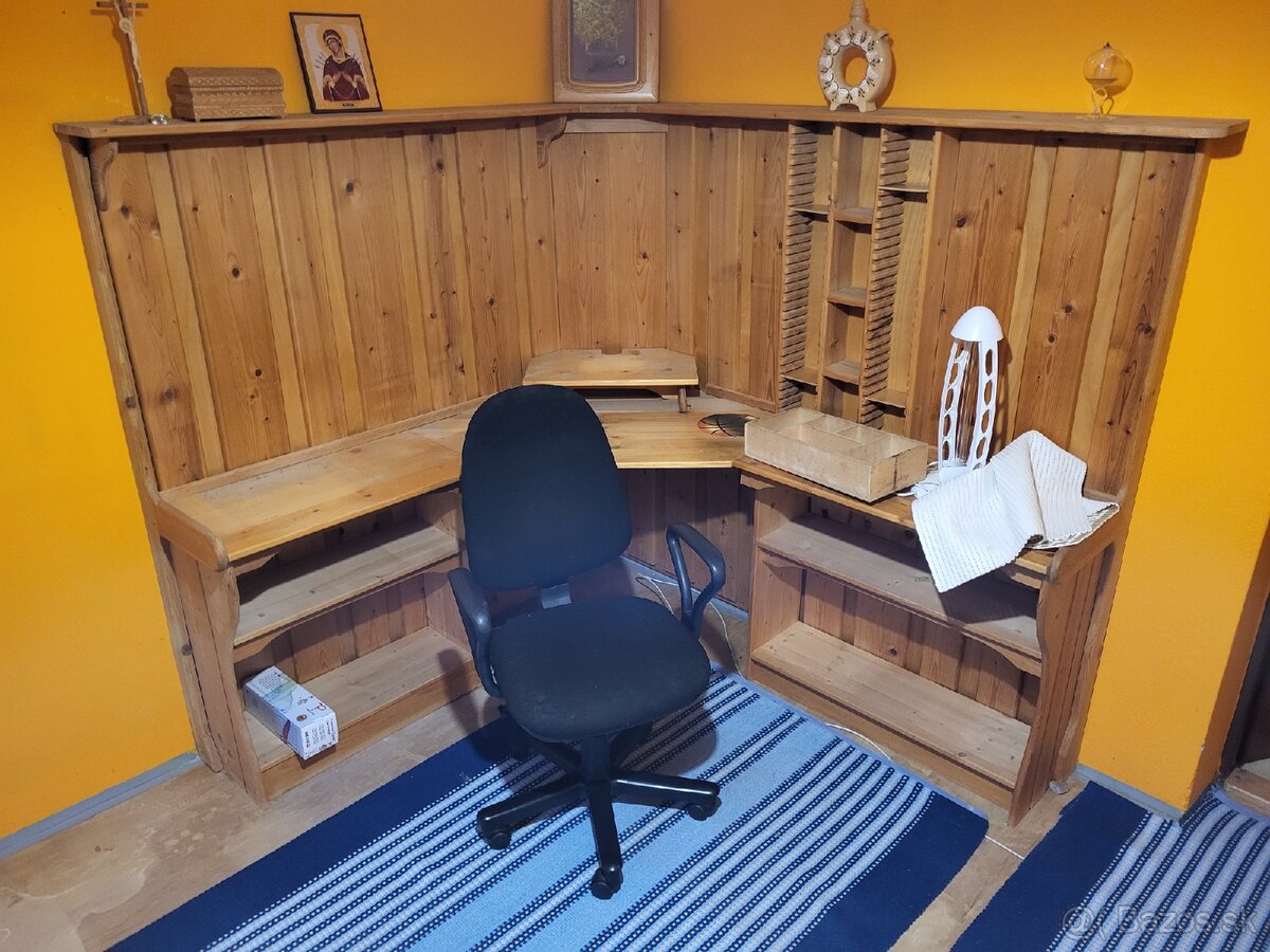 Drevený stôl