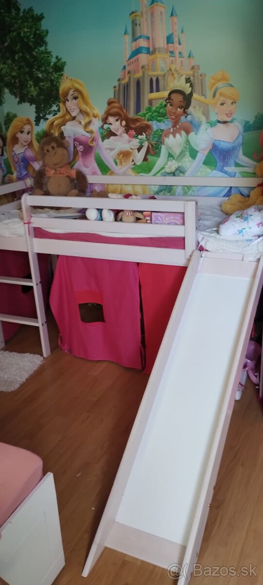 Vyvýšená posteľ so šmýkačkou
