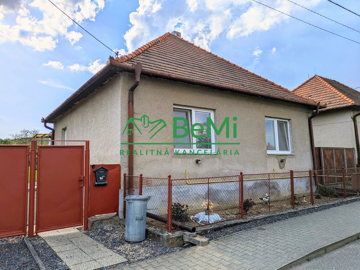 REZERVOVANÉ - Predaj, rodinný dom s veľkým pozemkom - Velčic