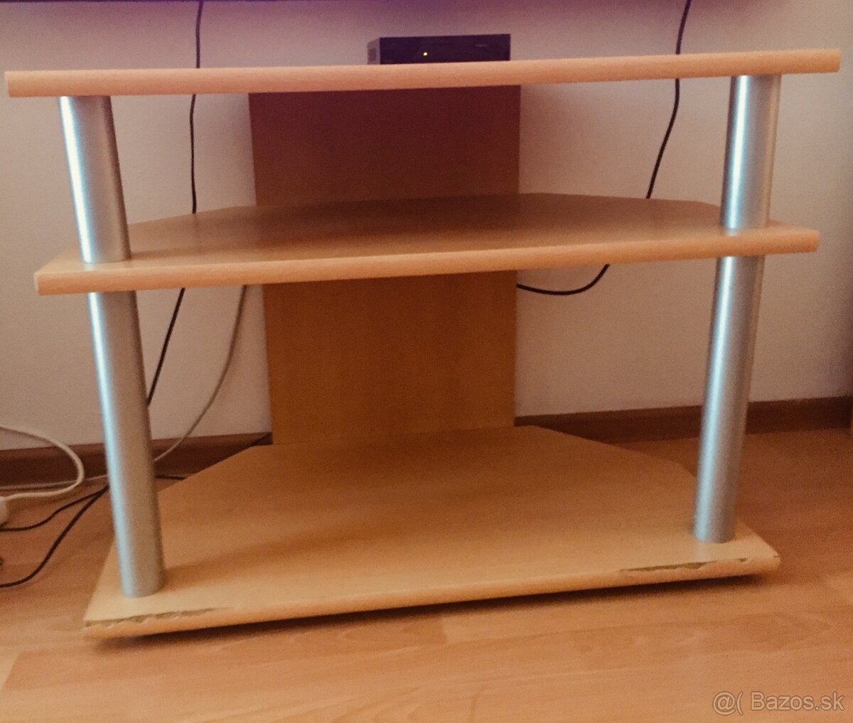 Na predaj stolik na TV