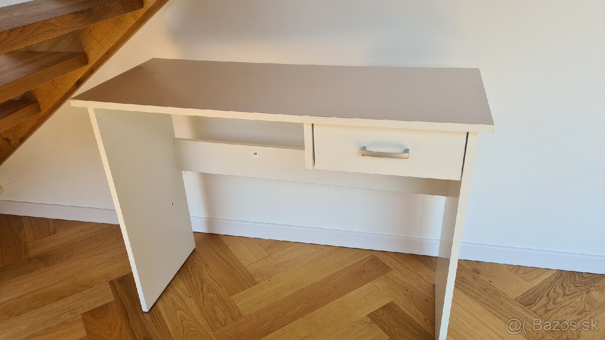 Stolík do pracovne