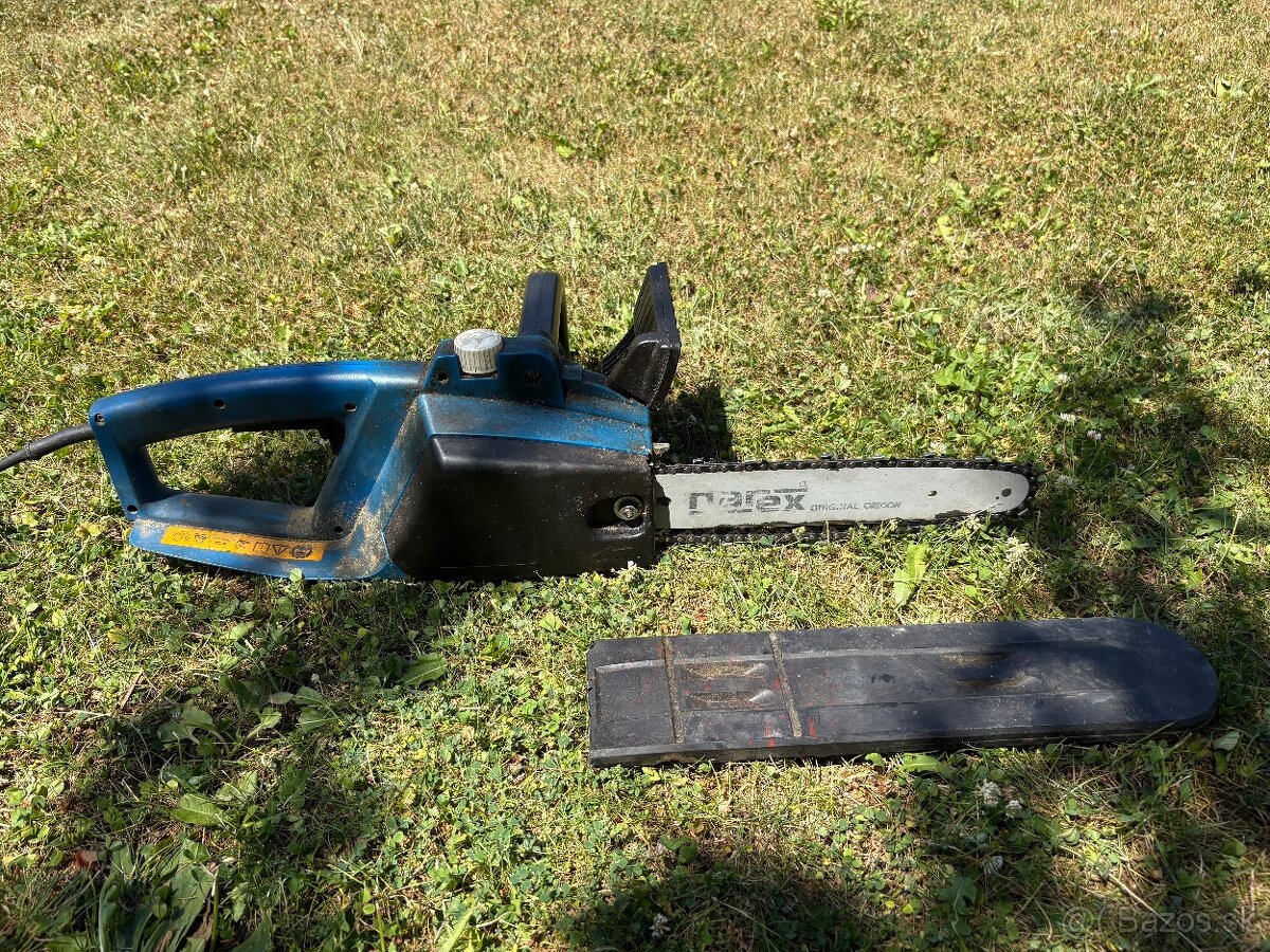 Elektrická píla Narex s dĺžkou lišty 30 cm.