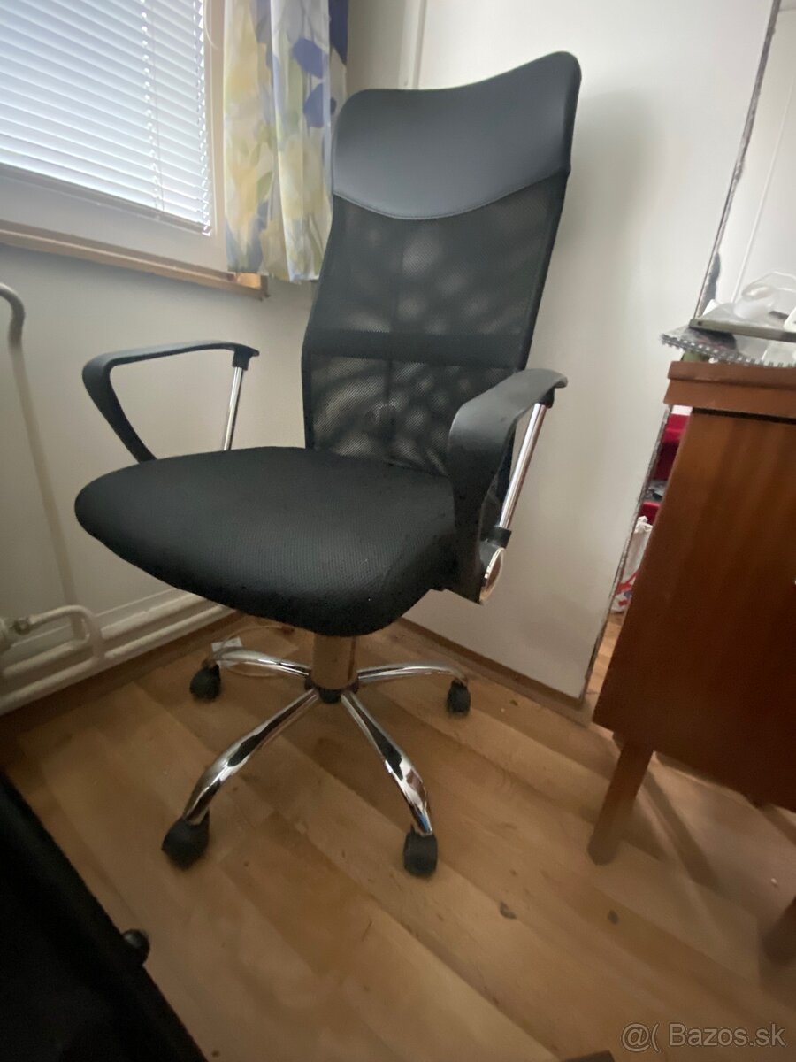 Moderná kancelárska stolička s opierkou hlavy