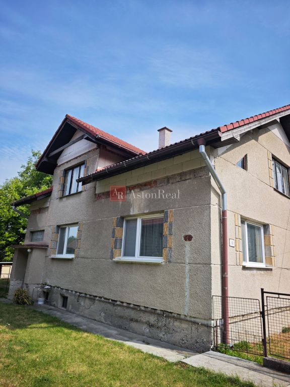 Predaj: Poschodový rodinný dom s veľkým pozemkom 900 m2 - BL