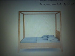 postel s baldachýnom