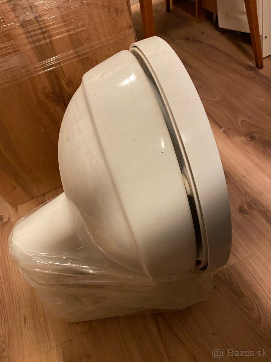 WC Kolo nepoužité závesné WC + soška