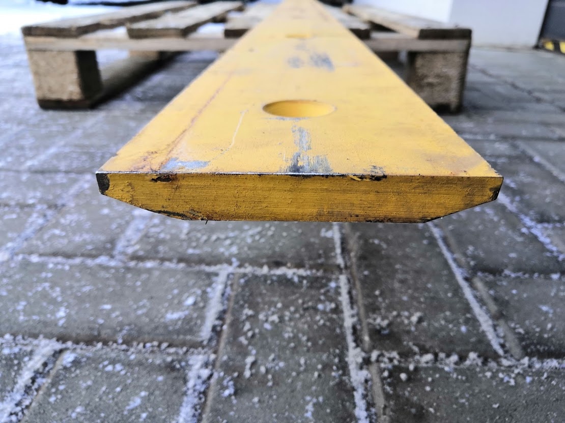 Hardoxový brit s dierami na zuby alebo obojstranný šrobovací