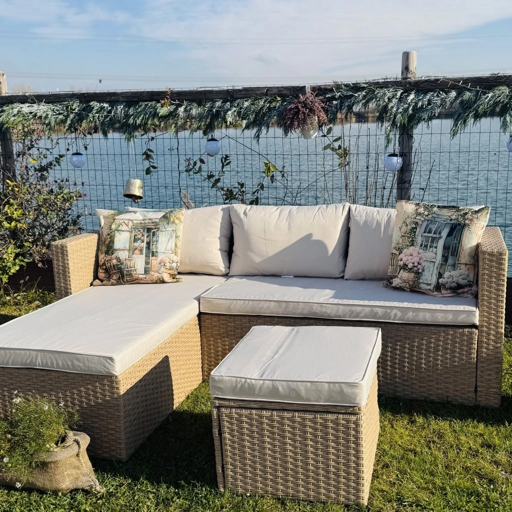 Rohová záhradná sedačka – ideálna na balkón aj menšiu terasu