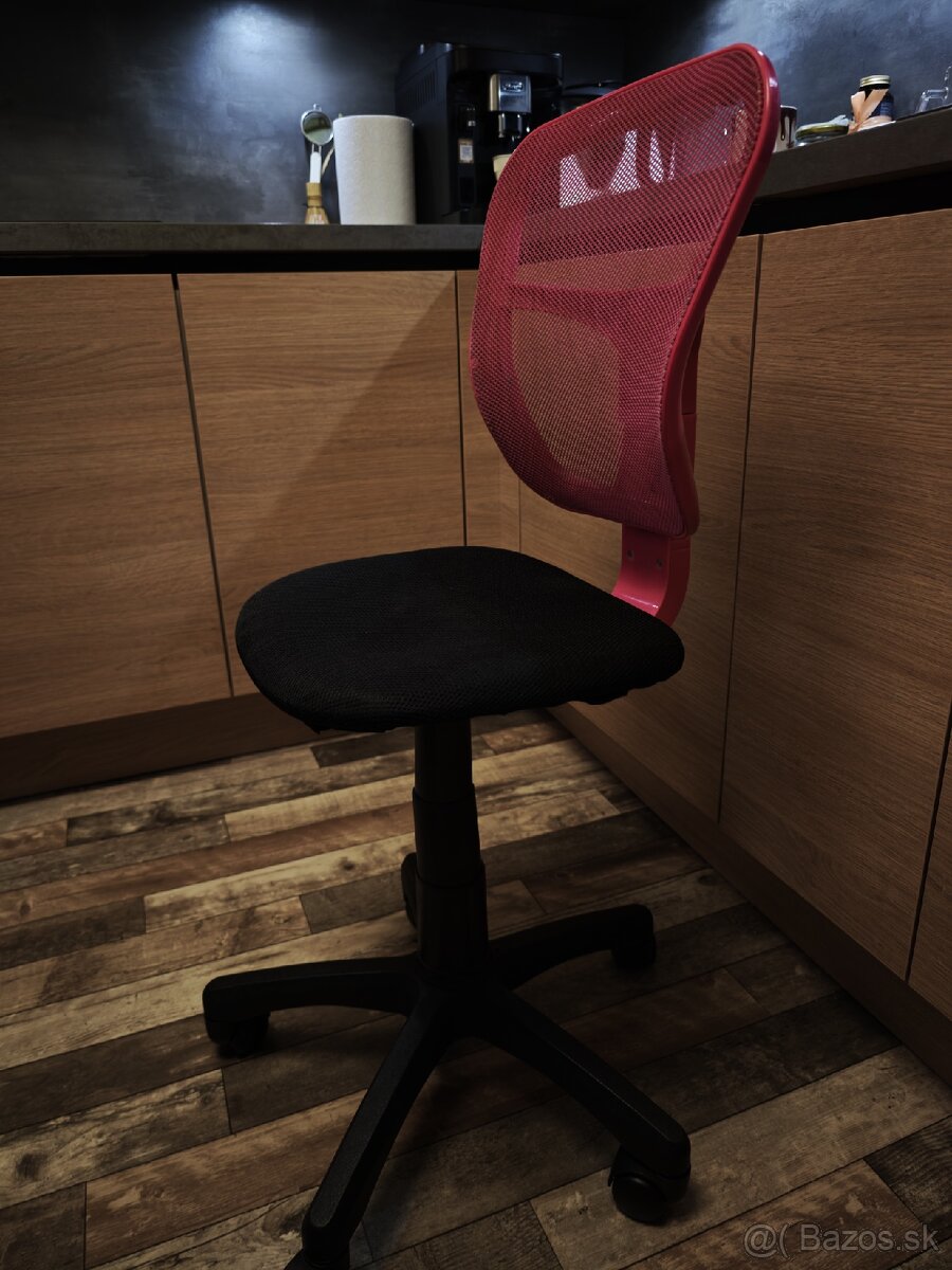 Decká kancelárska stolička.