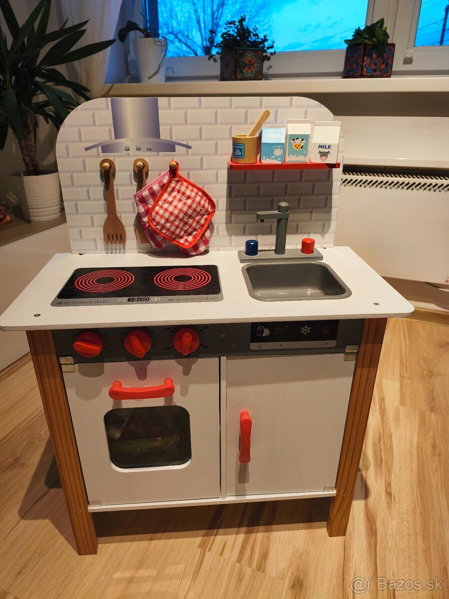 Detská drevená kuchynka