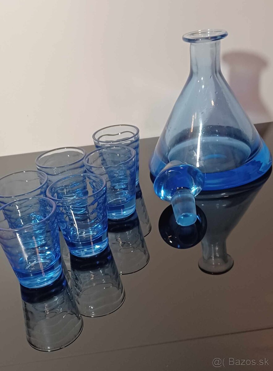 Nadherná modrá karafa plus 6 pohárikov nepoškodené
