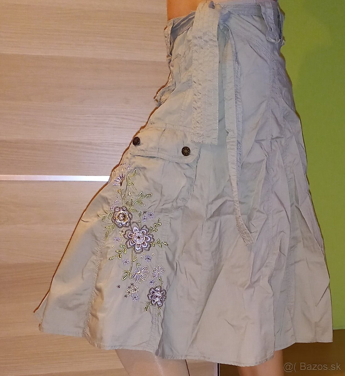 Asymetrická sukňa s výšivkou M