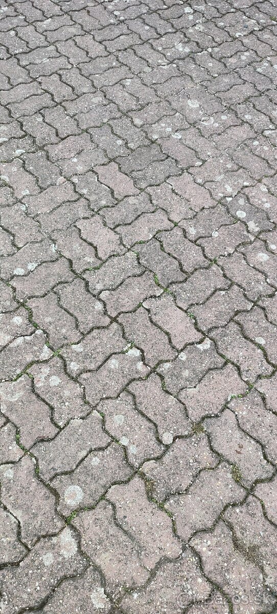 REZERVOVANÉ (Zámková dlažba vlnka)