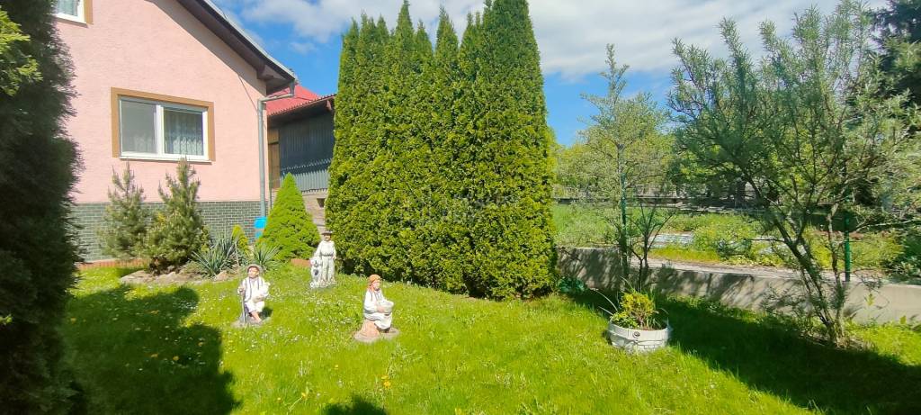 Predaj: Rodinný dom s dvojgarážou v pokojnej časti Rajca (