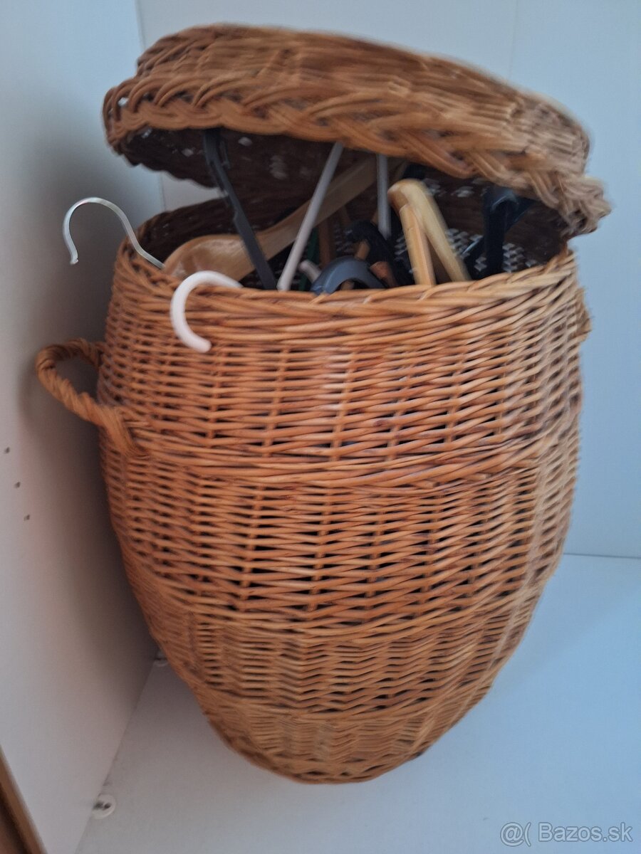 Ratanový kôš plný vešiakov
