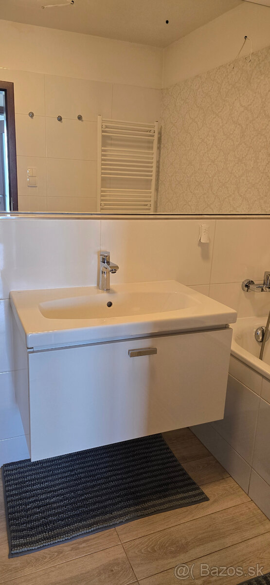 Predám umývadlo so skrinkou a vodovodnou batériou Hansgrohe