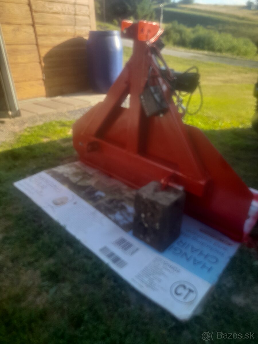 Predam el navijak na malotraktor do trojbodu.