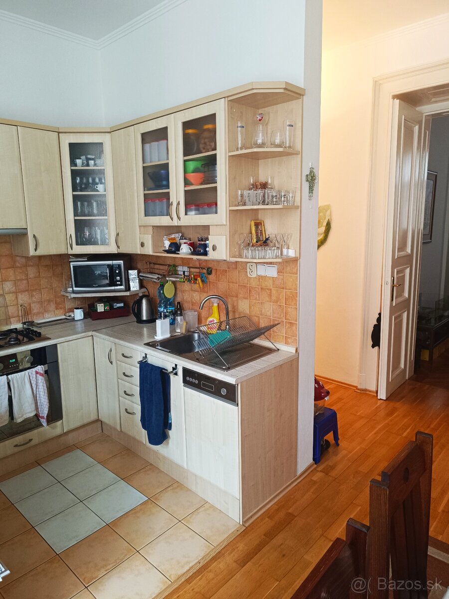 Veľký 2 izbový byt Hlavná s parkovaním